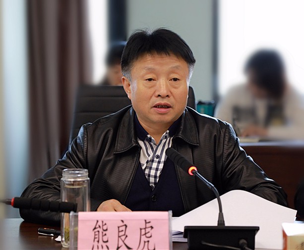 熊良虎主持召开整年目的使命催促落实聚会强调：凝心聚力 全力冲刺 大干50天 确保周全完玉成年目的使命