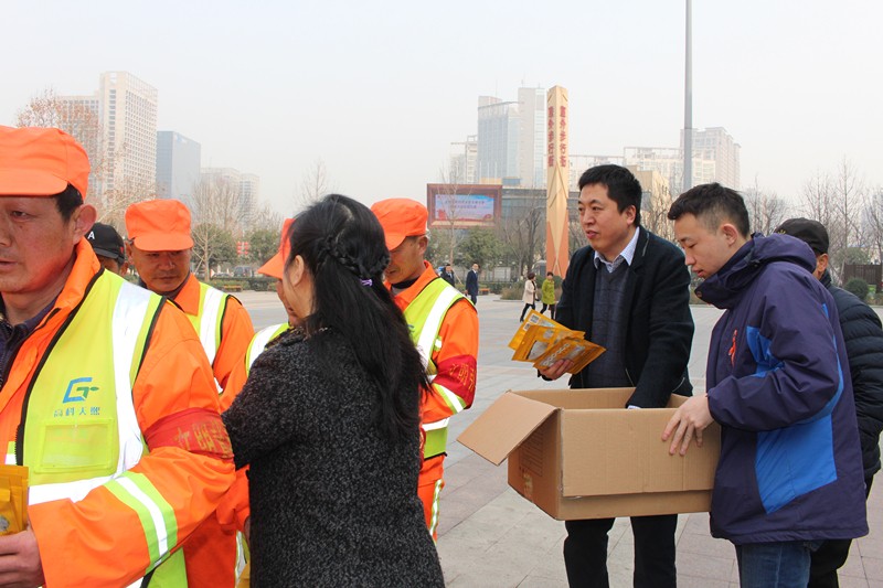 陕西6008集团集团开展“关爱环卫工人●暖心送口罩”公益活动