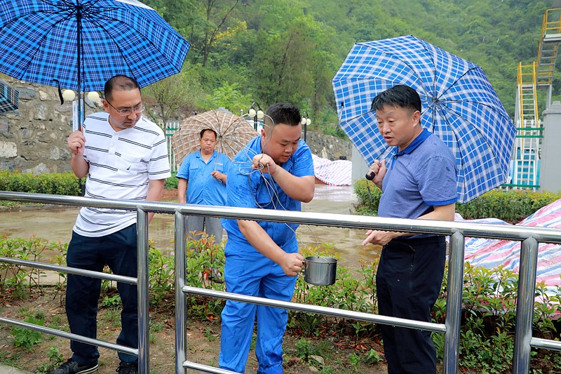 熊良虎在镇安污水处置惩罚厂调研时指出：以守护人民群众喝上清洁的水、定心的水为起点，，，，，助力打好碧水守卫战