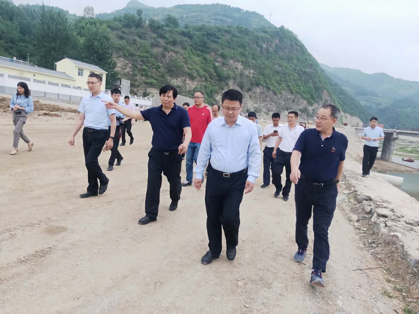 商洛市委副书记李豫琦到水情形公司户家塬污水处置惩罚厂调研