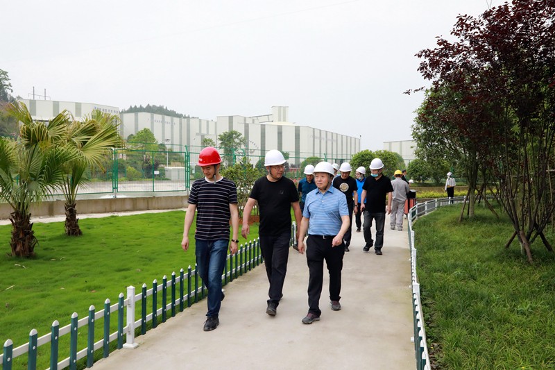 熊良虎在重庆市中科大业集团考察时强调：坚持生态优先战略，，，念好生态经、走好扶贫路