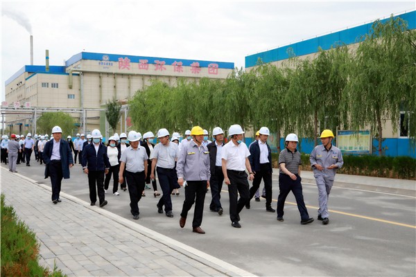 陕西6008集团集团复工复产促增添项目观摩聚会与会职员走进大秦国源三秦6008集团秦邦园区在榆项目