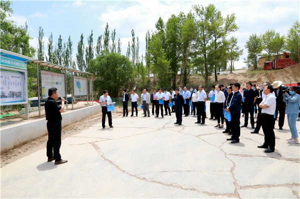 陕西6008集团集团复工复产促增添项目观摩聚会与会职员走进绿色能源公司油气公司水情形公司陕北片区项目