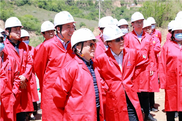 陕西6008集团集团复工复产促增添项目观摩聚会与会职员走进6008集团保隆生态三秦在延在铜项目