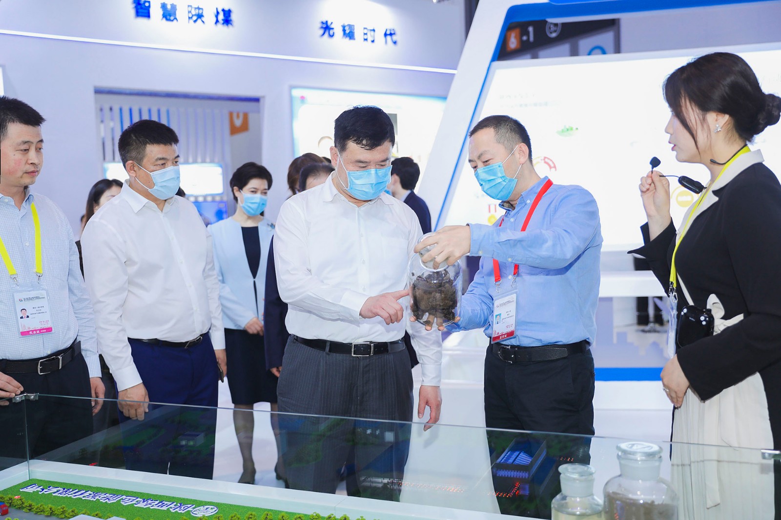 副省长魏建锋莅临陕西6008集团集团丝博会展区巡展