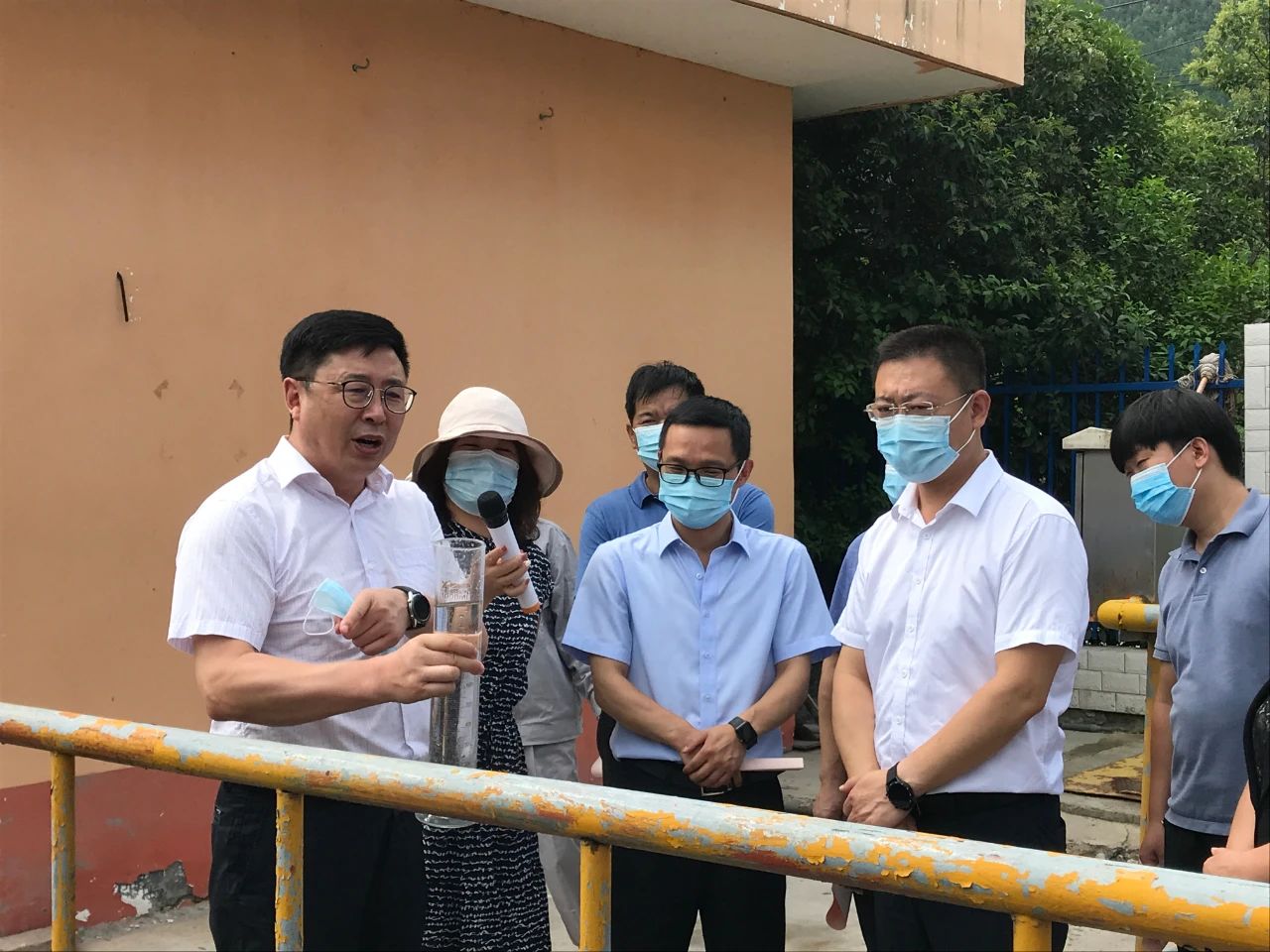 丹凤县政协主席周建政一行到丹凤县污水处置惩罚厂开展县域生态情形保唬；；ぷㄌ獾餮