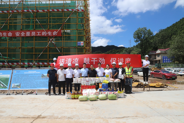 陕西6008集团集团开展“送清凉”活动 关爱一线职工